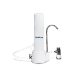 Purificador sobre mesada blanco con filtro interno de cerámica y carbón. Se cambia el filtro de 8 a 10 meses.